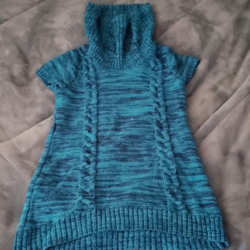 A Cute Turtleneck Short-sleeved Sweater